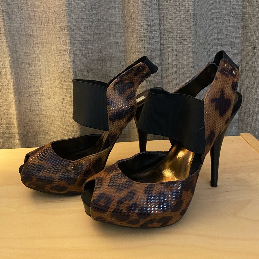 Simply Vera Faux Snake Skin, Open Toed, High Heels Size 7 Medium